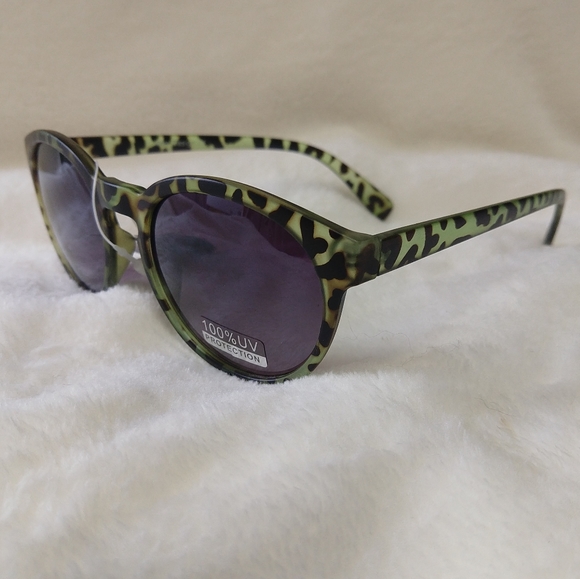 Retro UV 400 Clear Animal Print Sunglasses - Picture 3 of 8